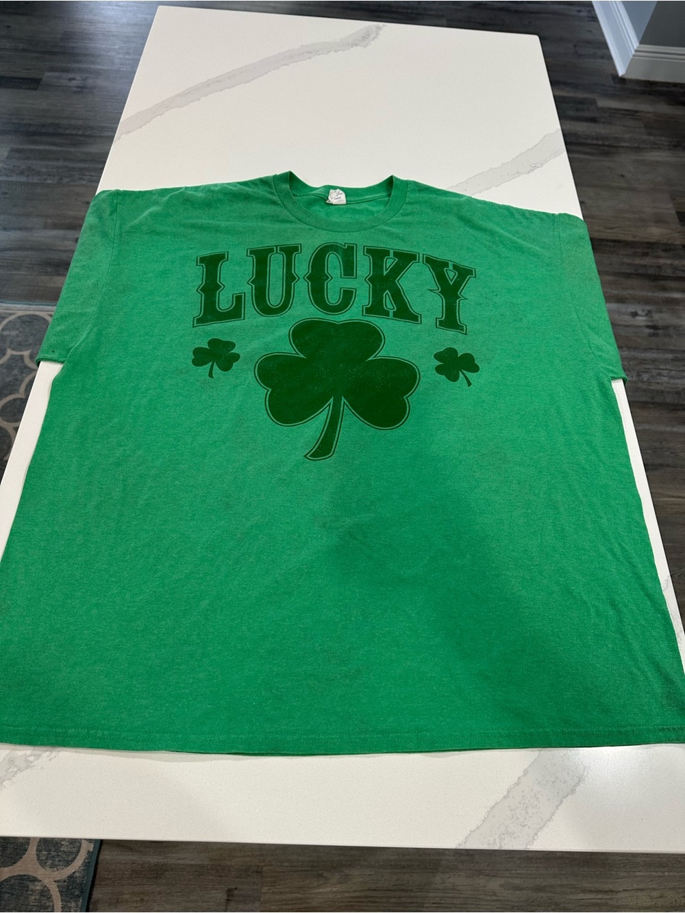 Gildan Green 'LUCKY' Shamrock Graphic Short Sleeve Tee